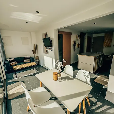 House 100m Plage, Sur Le Port. フロンティニャン